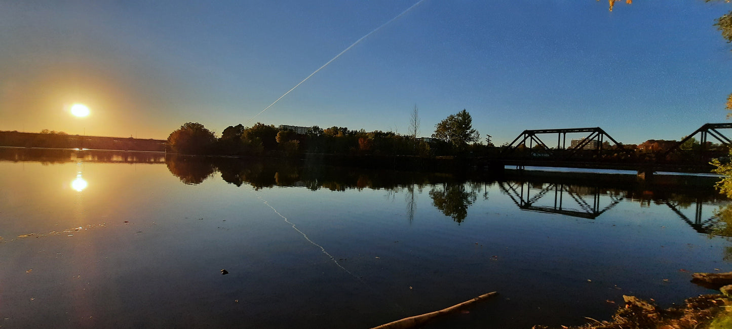 Un Avion Déchire Le Ciel Bleu Près Du Soleil 6 Octobre 2021 17H44 (Vue 1) Rivière Magog À