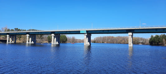 2022-05-01(Vue T1) Trouve Les Trois Personnes En Kayak